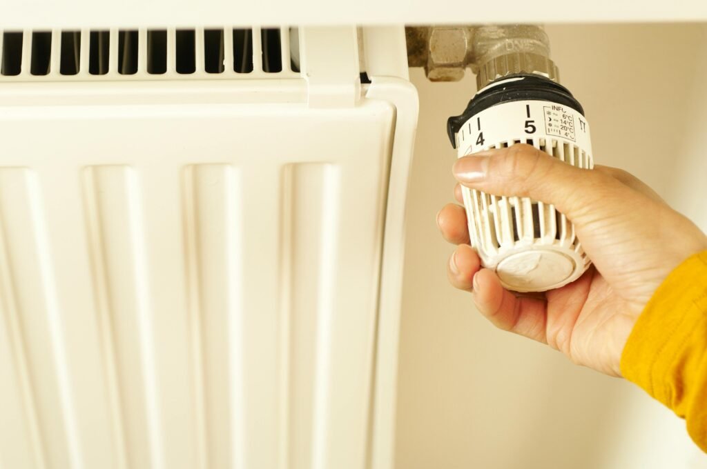 How UK Households Can Reduce Their Energy Bills in 2025: A Scientific and Cost-Based Guide.